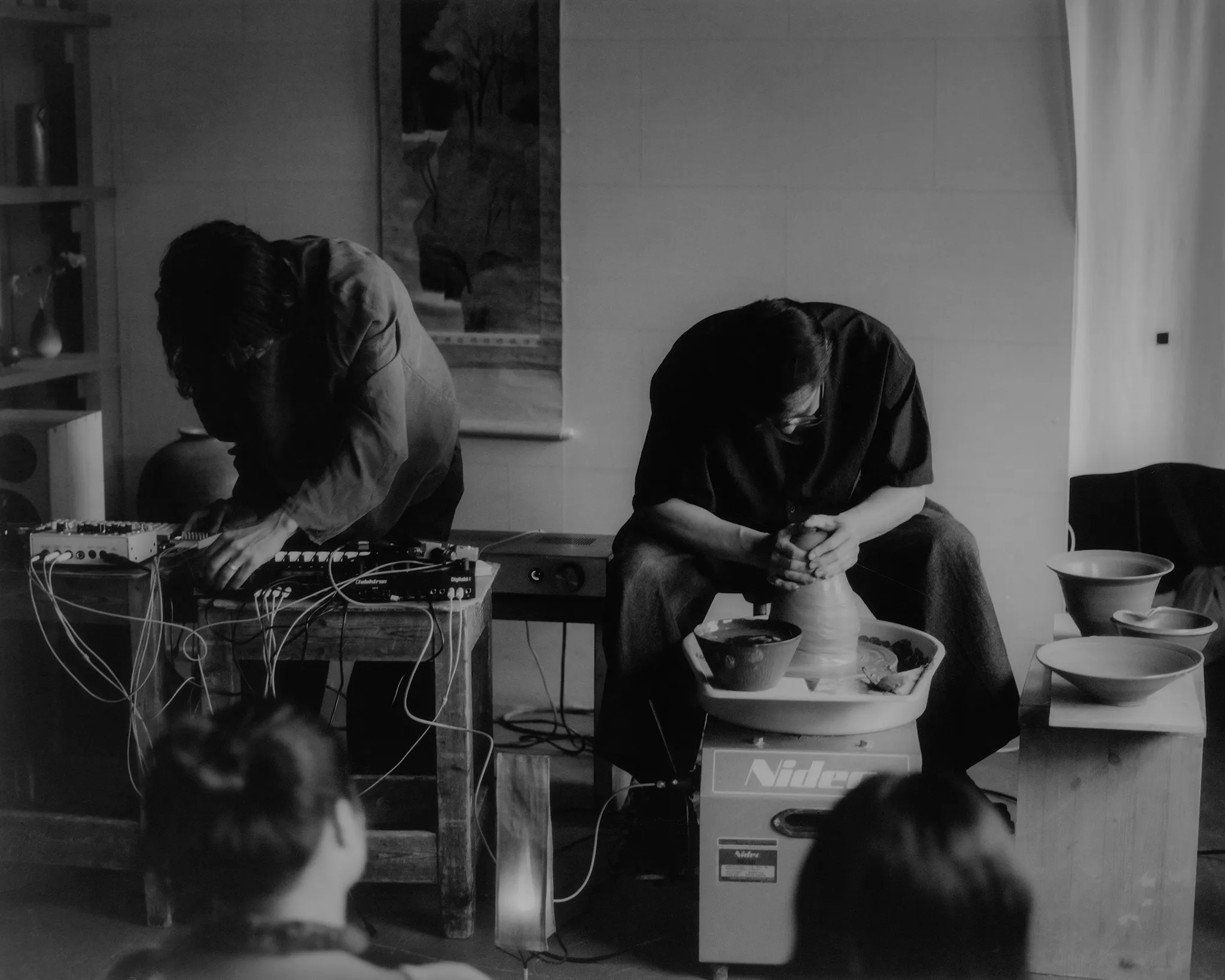 Huh Namhoon and Tōsei performing side by side, the audience in the foreground