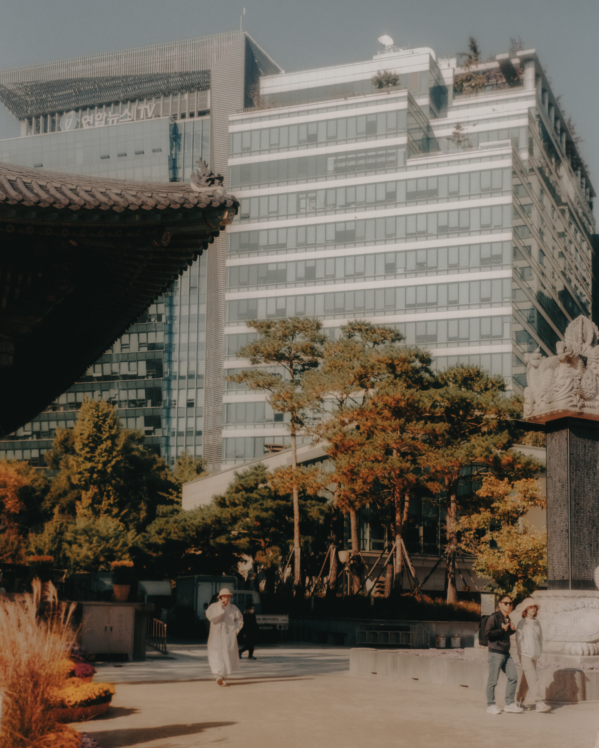 Temple in Seoul, South Korea by Filip Gielda
