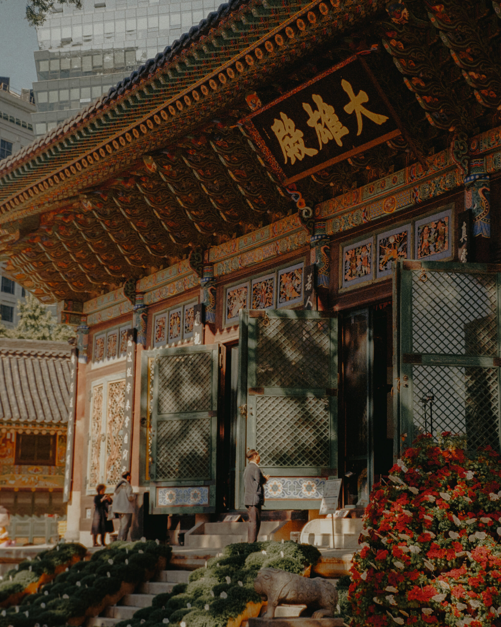 Temple in Seoul, South Korea by Filip Gielda
